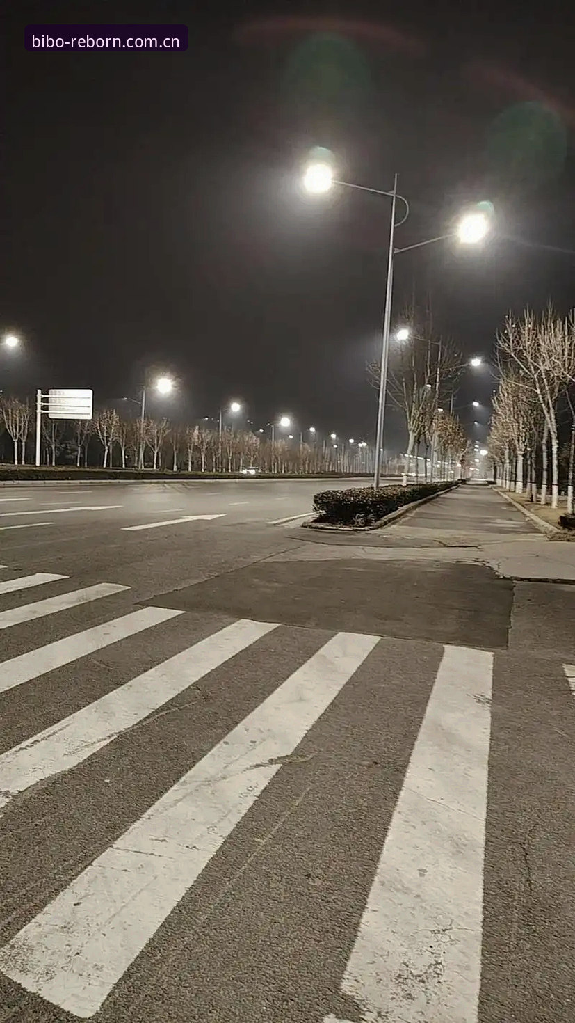 0比3落后的夜晚，密尔沃基的球馆里有人在哭，有人在骂，还有人举着“Giannis Stay”的牌子站到最后一秒。那个系列赛结束后，字母哥没说话，但更衣室的门关了很久。如今，Shams在节目里把话挑明了：交易将在选秀夜之前发生，决赛圈只剩热火和凯尔特人。没有第三方，没有第四方，一对一，干净利落。